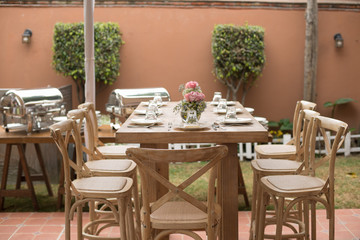Mesa de madera en jardín con platos