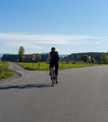 Obraz premium Girl cycling into the mountains