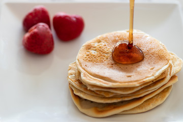 Pancakes mit Sirup und Erdbeeren