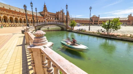 Cercles muraux Monument artistique Excursion quotidienne en bateau sur la Plaza de España. Rivière avec des bateaux et des personnes en mouvement à Séville, Andalousie, Espagne