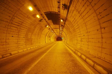Photo sur Plexiglas Tunnel 夜のトンネル内