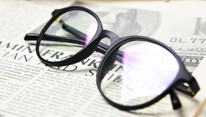 Glasses for reading with a round black frame and anti-reflective lenses