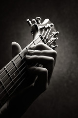 Gros plan de la main du guitariste