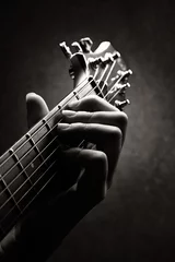 Photo sur Aluminium Noir et blanc Gros plan de la main du guitariste