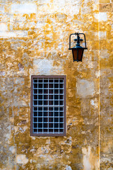 Wand Fassade mit Gitter Fenster