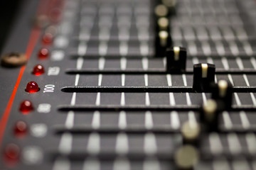 Audio graphic equalizer