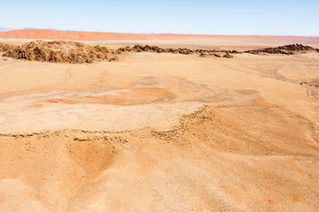 Luftaufnahme, vom Regen augewaschene Landschaft, hinten Elim Düne, Sossusvlei, Namib-Wüste