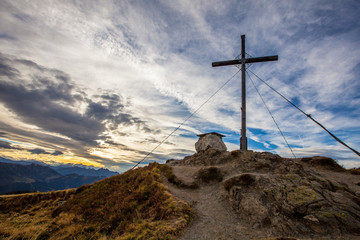 Fototapeta na wymiar Das Gipfelkreuz am Grießenkareck in Wagrain - Flachau
