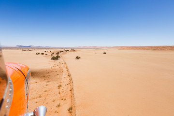 Fototapeta na wymiar Luftaufnahme, Kleinflugzeug fliegt Richtung Sossusvlei, Namib-Wüste