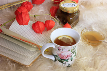 Чай с лимоном, мед, физалис