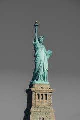 Obraz premium Statue of Liberty at perfect weather conditions blue sky copper