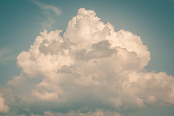 Große Wolken am blauen Himmel - Clouds