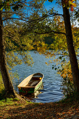 Ruderboot am herbstlichen Liepnitzsee bei Wandlitz. Der See liegt am 66-Seen-Wanderweg