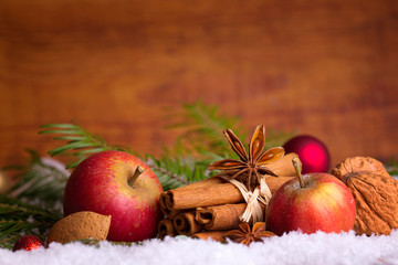 Weihnachte, Hintergrund -  Zimtstern, Zimtstangen, Sternanis, Mandel und Apfel