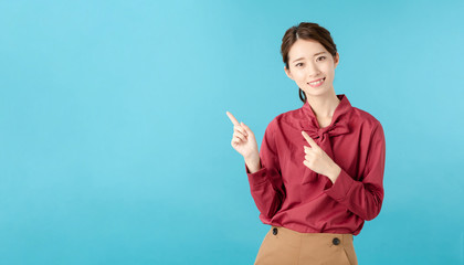 指差す女性