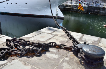 Chain of iron for the mooring of the sailing boat anchoring in the port