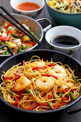 gastronomia Cinese spaghetti con gamberetti e verdure