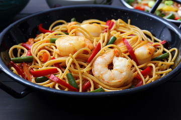 gastronomia Cinese spaghetti con gamberetti e verdure