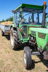 Tracteur ancien et remorque