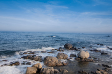 Fototapeta na wymiar playa con rocas y cielo