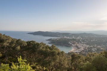 playa con rocas y cielo