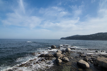playa con rocas y cielo