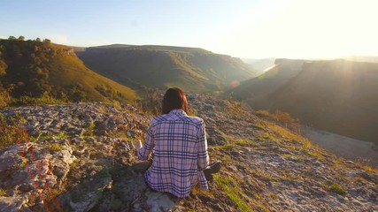 Grl paints a picture of the landscape of the mountains and the sunset
