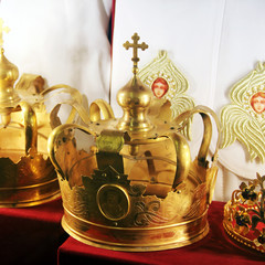 Fototapeta na wymiar Crown on a red background