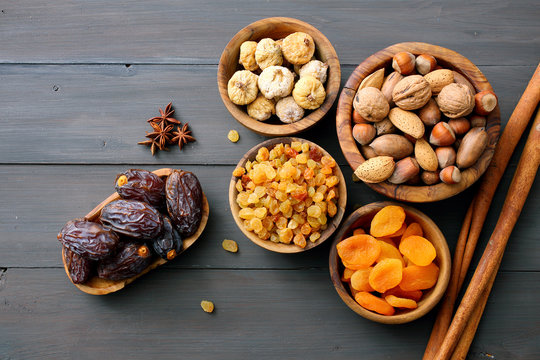 frutta secca  su sfondo grigio