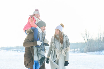 Eltern und Kind machen Winter Spaziergang