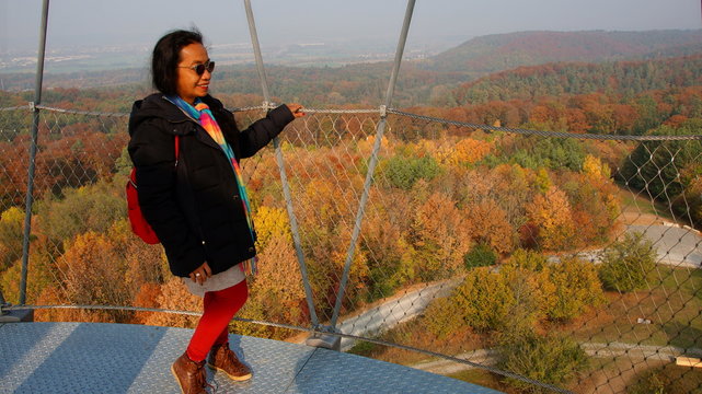 Asiatin genießt Aussicht vom  Schönbuchturm über den Naturpark Schönbuch bei Herrenberg