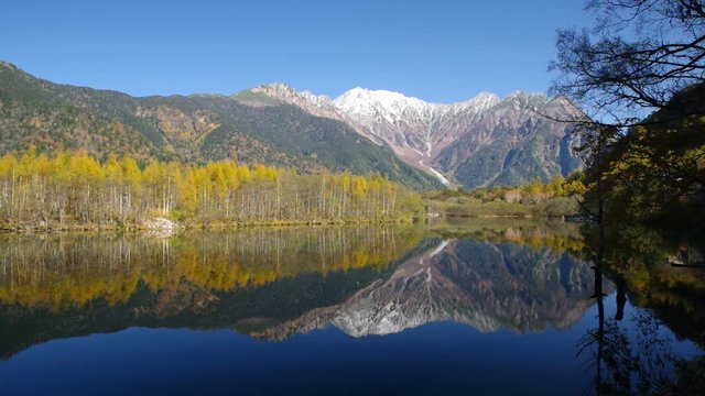 紅葉の上高地　大正池と穂高連峰