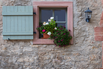 Fenster in einer Steinmauer