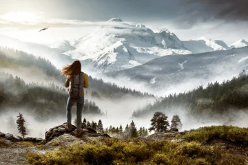 Wanderin vor malerischer Landschaft © lassedesignen