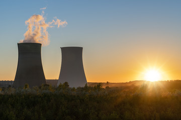 Atomkraftwerk im Sonnenuntergang