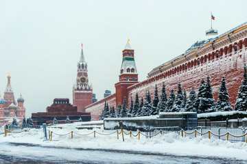 Obraz premium Winter view of the Kremlin and Lenin's Mausoleum on Red Square in the center of Moscow, the capital of Russia attractions