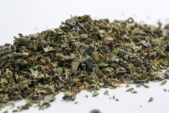 close up of gunpowder and mint tea