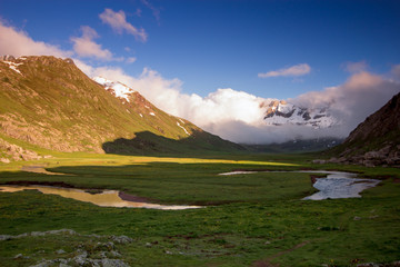 Fototapeta na wymiar paisaje natural con cielo