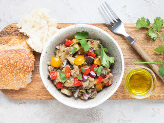 Salad with baked aubergines, paprika, tomatoes, sweet red onion, oil and cilantro.