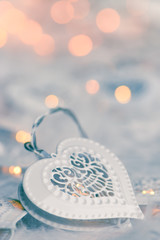 Fototapeta na wymiar Kleine Lichterkette mit Herzen Dekoration Hochzeit Weihnachten Geburtstag lieblich und fein im Haus mit leichtem Farbeffekt Stimmung