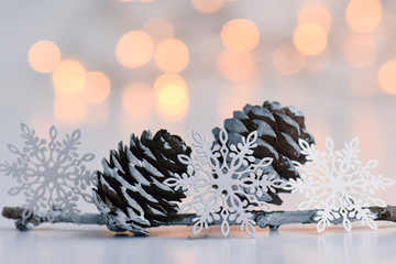 Stimmung Weihnachten Dekoration mit Lichtern im Hintergrund und Natur Material Schneeflocke Zapfen...