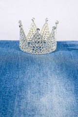 Kleine Krone Prinzessin Silber auf Blue Jeans Stoff Fasching oder Abschlussball 