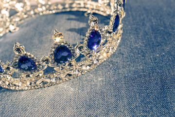 Krone auf Blue Jeans Stoff mit Trend Farbeffekt 