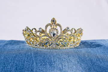 Goldene Braut Tiara Diadem Krone mit hellen Steinen auf blauem Jeans Stoff