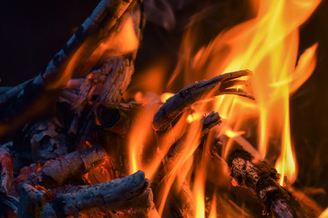Wunderbares Grillfeuer mit Flammen Glut und Asche Holz Grillen im Garten oder Camping - 230414217