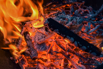 Wunderbares Grillfeuer mit Flammen Glut und Asche Holz Grillen im Garten oder Camping