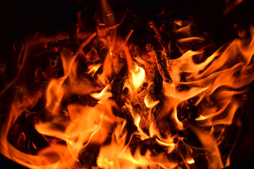Wunderbares Grillfeuer mit Flammen Glut und Asche Holz Grillen im Garten oder Camping