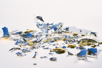 Weihnacht Christbaumschmuck Pech Unfall Glasscherben spitz und scharf 