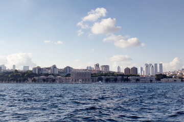 Obraz premium View of buildings on European side of Istanbul and Bosphorus strait.