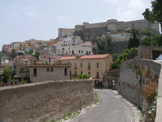 Gaeta - panorama risalendo il borgo medievale verso il Castello